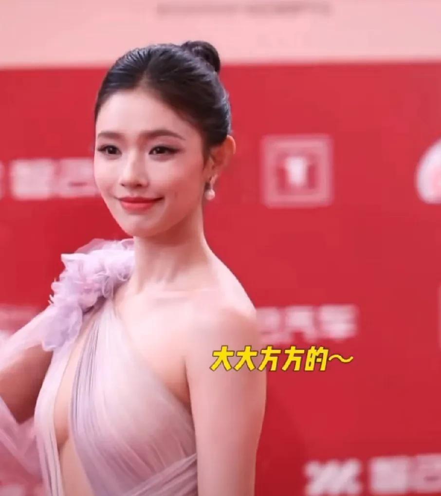 林允上影节红毯造型又火了，不是因为衣着大胆，也不是因为裙子好看，而是因为她选择了