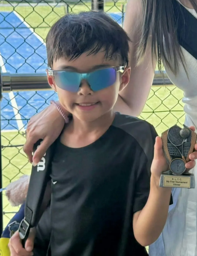 周杰伦7岁儿子正脸曝光，他脸型和五官像妈妈，酷酷的表情像爸爸，小小年纪就很帅气有