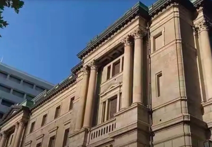 网传伊朗最高精神领袖，已经一个多星期没有露面了。记者询问伊朗高层此人的情况，伊朗