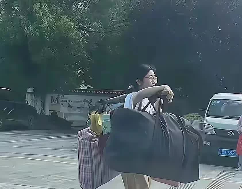 人民日报点赞了！高考结束后，一位刚刚结束高考的女孩子，独自一人用扁担挑着行李回家