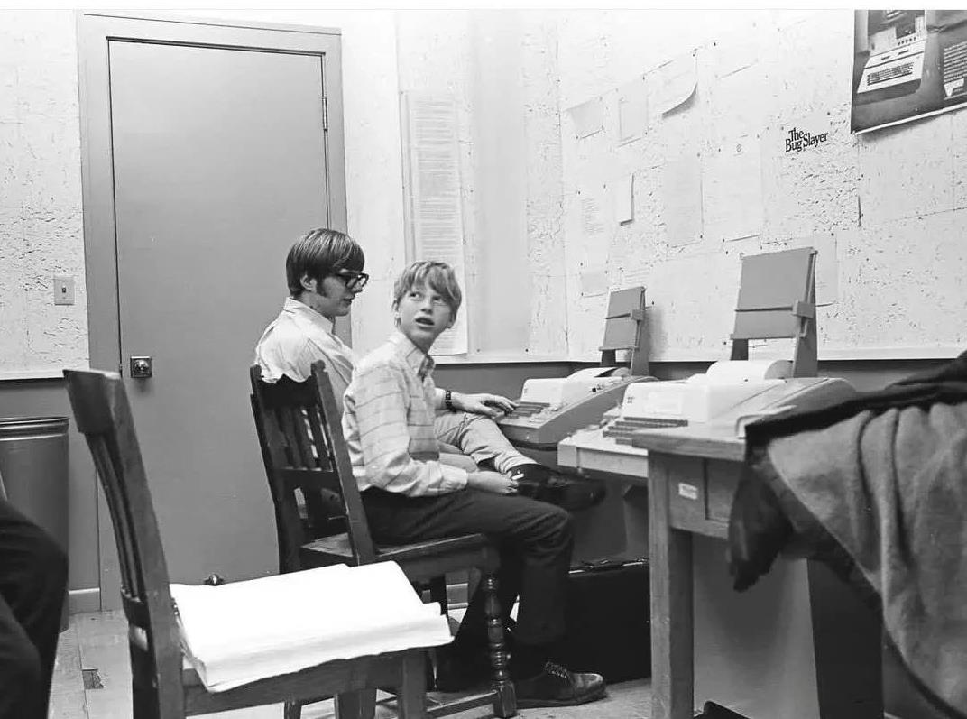 1970年，在西雅图湖畔中学，保罗·艾伦和比尔·盖茨这两个学生凑到了一块儿。比尔