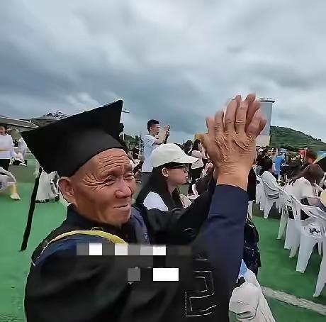 贵阳一大学本科男生“骗” 农村70岁的老父亲来参加他的毕业典礼，他告诉老父亲必须