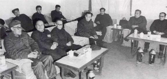 1977年，贵州政协四届一次会议期间，省级各民主党派、人民团体的委员在分组讨论，