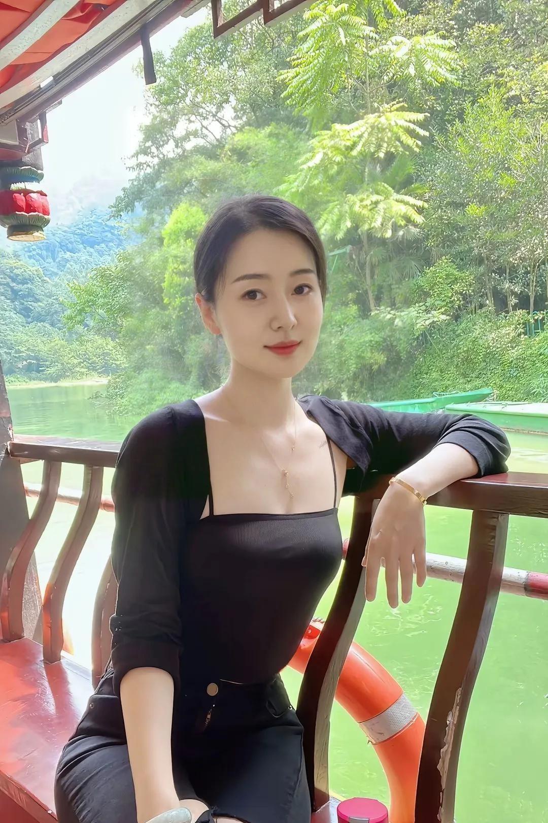 奔四了，大龄剩女的婚恋焦虑如影随形！皱纹还没爬上脸，社会偏见已先入为主，找对象比