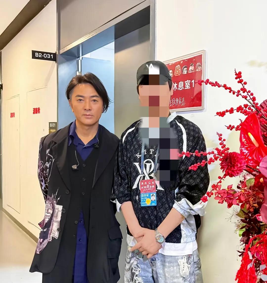 郑伊健还是这么帅，虽然岁数不小了，也有点发福。
想当初，郑伊健是多少人的偶像啊！
