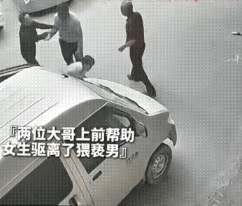 年轻妈妈托着小推车，带着两个小孩在路边散步，突然白衣男子冲上来就猥亵孩子妈妈。女
