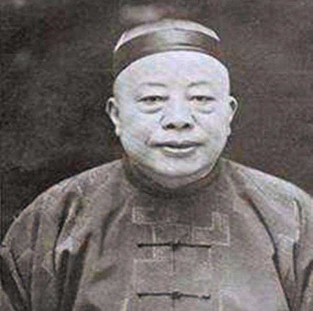 黄金荣和儿媳妇李志清纠缠不清，后来黄金荣说过一段拗口的话：生了个名义上的孙子，实