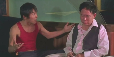在1998年的时候，周星驰的事业进入低谷期，在家里，开始准备拍摄《少林足球》的前