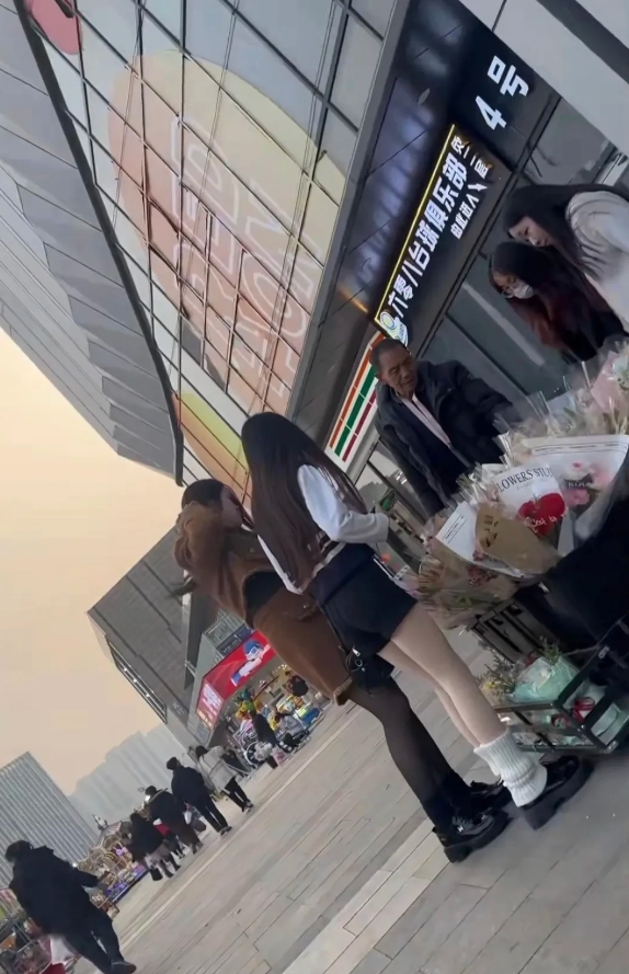 在街上看到这个，一对比，就知道为什么越来越多的人选这个颜色的丝袜了

