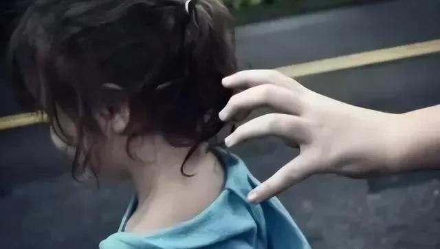 “太机智了！”陕西宝鸡，不到13岁的男孩带着弟弟、妹妹在村头麦地里玩耍，看到一名