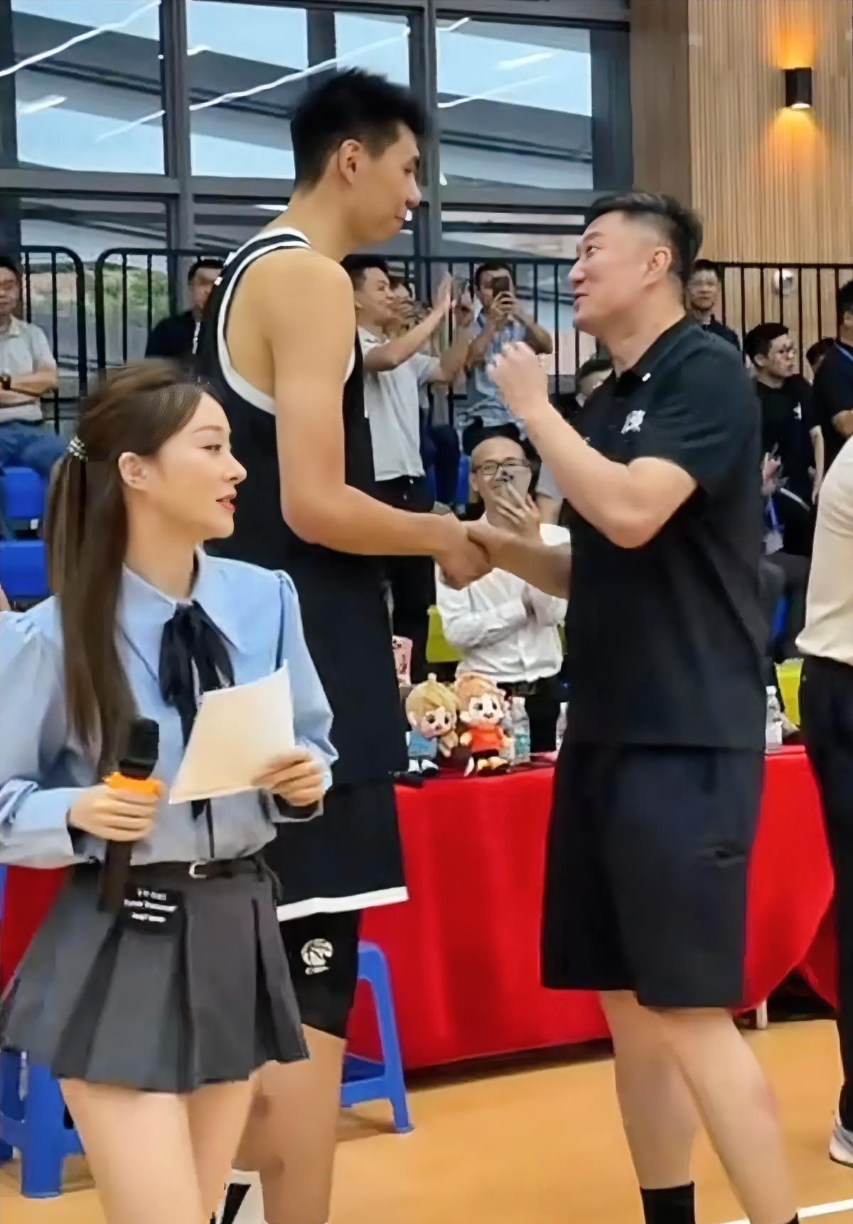 徐昕又上热搜了
不是他申请交易
也不是被租借到广州，而是
他被租借后和杜锋的首次