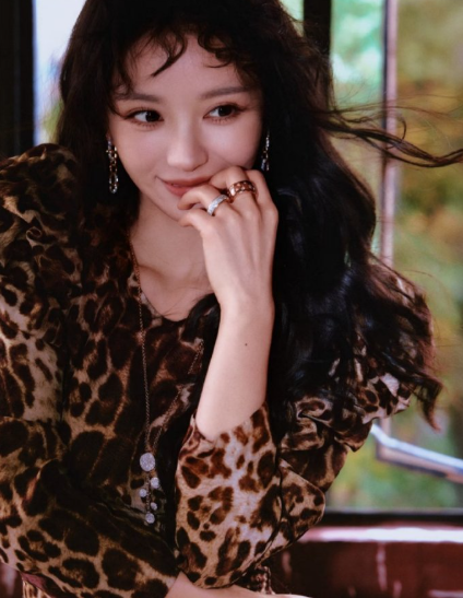 出席爱奇艺尖叫之夜高定造型
田曦薇身穿豹纹长裙亮相，解锁全新高定造型，慵懒卷发与