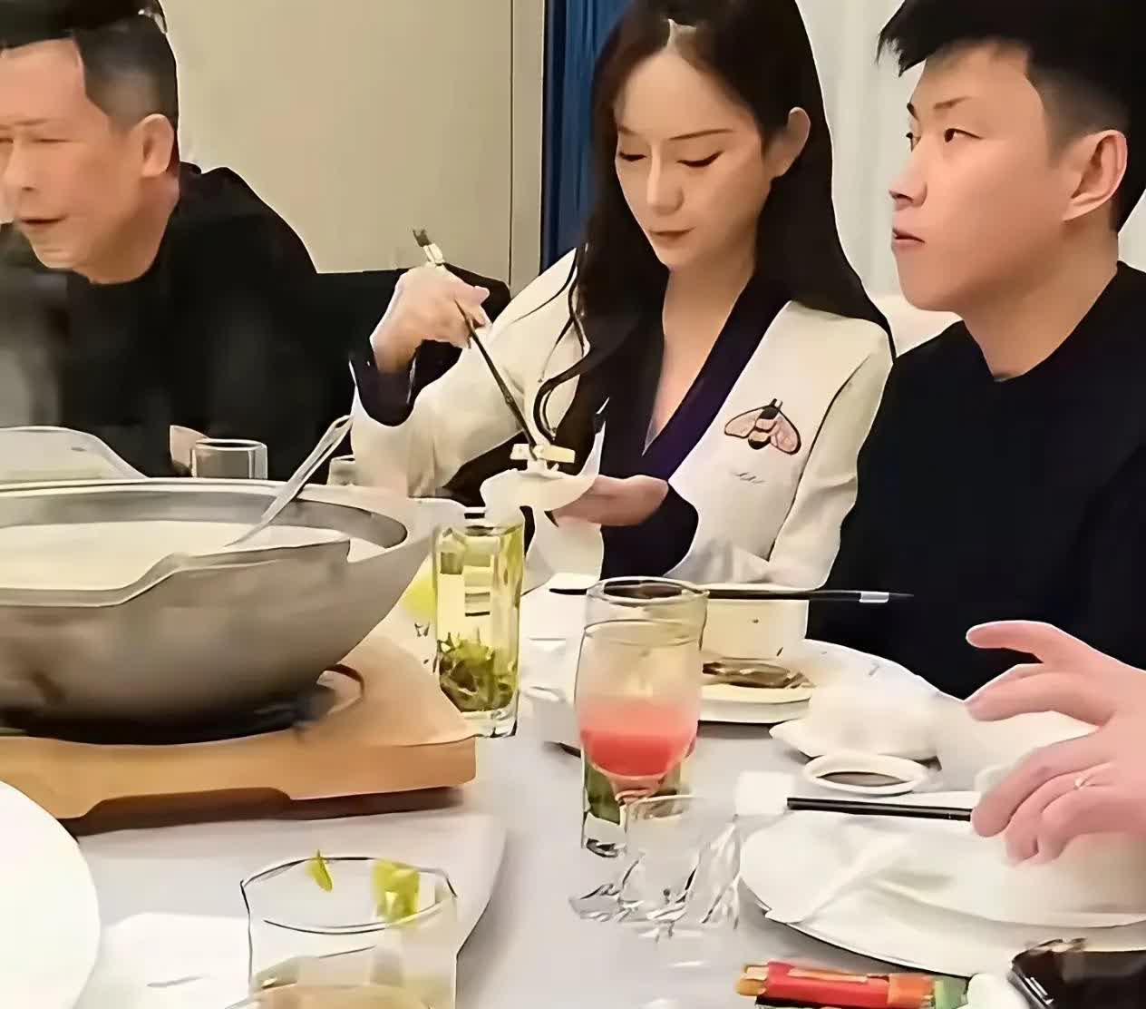 赵心童上海大师赛后感言：
一，晖哥送我一程夺冠，我却被冏哥六连鞭，不是我准度不