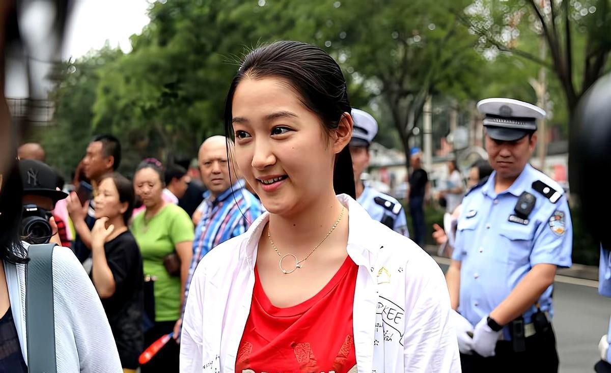 高考时期的关晓彤，从考场出来，满脸的胶原蛋白，带着可爱的笑容，充满青春朝气。
突