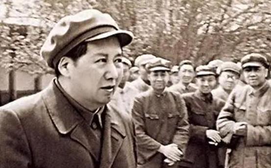 1955年授衔，毛主席突然拦住一将领，看了看他说道：莫非把我忘了
“1955年9
