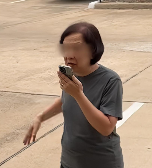 华裔大妈美国堵门











成都博主在美国租房，遇到华裔大妈堵门不让