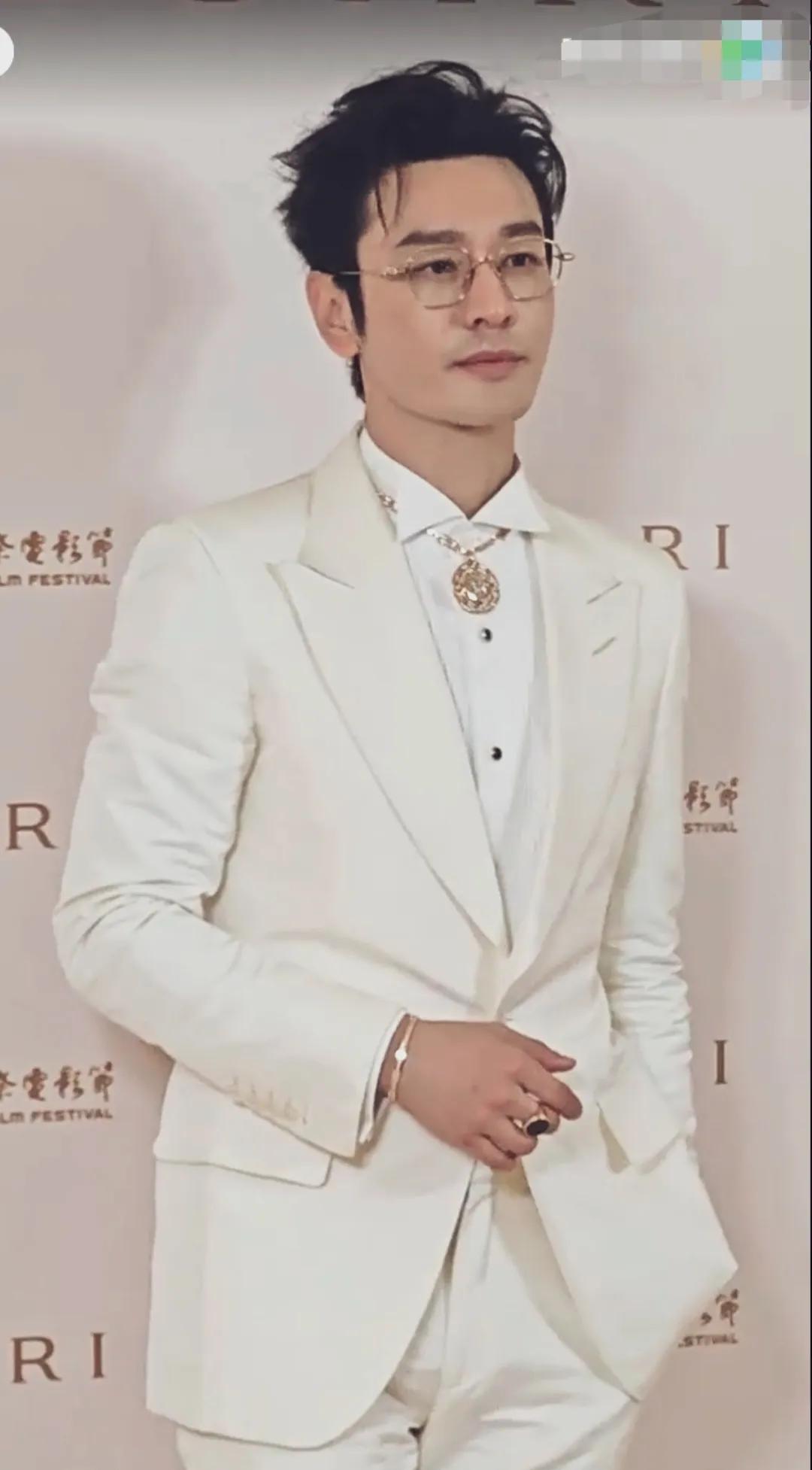 黄晓明花期真长 ，确实帅啊，但看着有点假。油腻感#黄晓明#