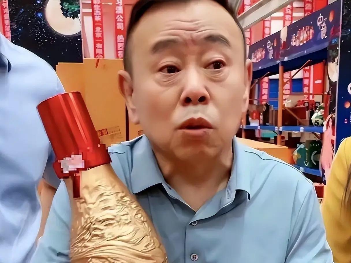 潘长江还是有钱，穿着上万元的LV板鞋，推着老爸在小区里散步赏花。他爸都93岁的高