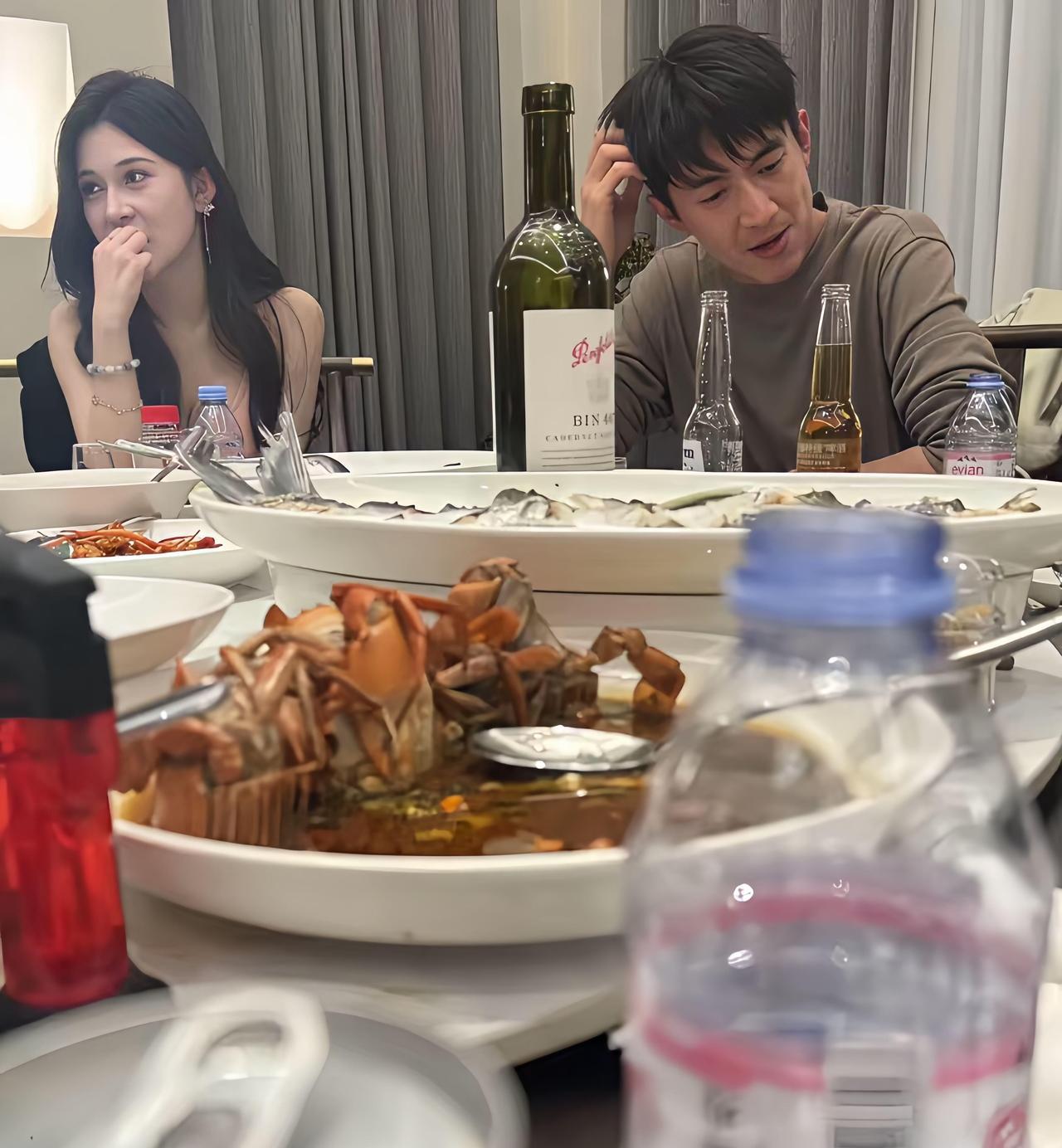林更新在私下和朋友的聚餐中很是接地气，他没有怎么化妆，在吃饭间歇，一只手捋头发，