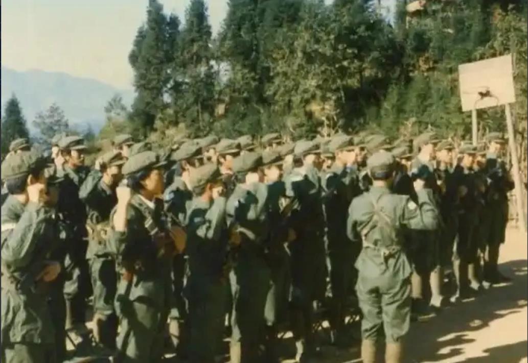 1979年，对越自卫反击战中，冯增敏带着200多人向越军投降，回国后被判10年徒