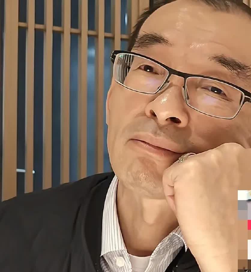 老谢怕是要“哭”晕在厕所喽！
浩男妈妈许建华领着四个儿女，还有海军等人，齐刷刷