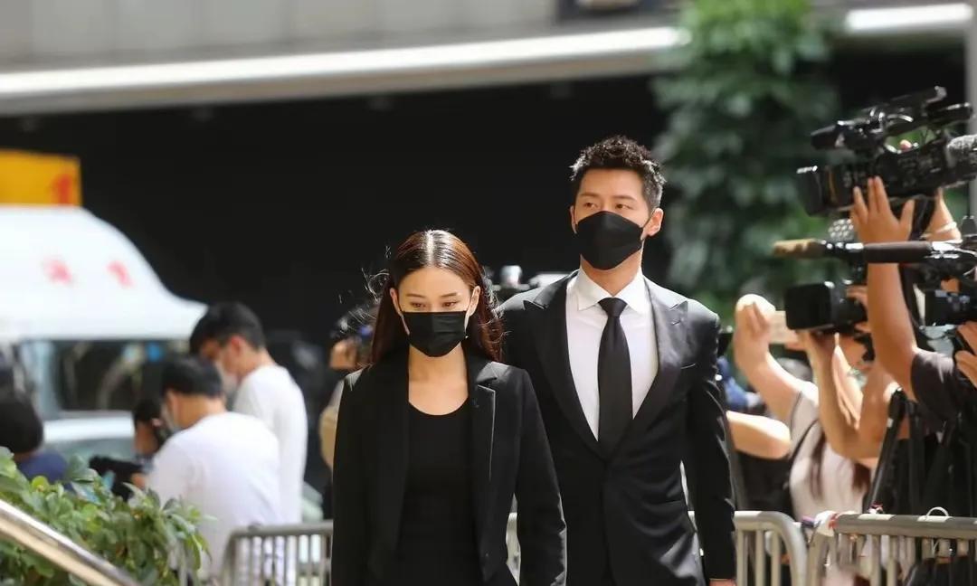 　　何超莲说：婚礼这事我本来没抱期望，结果他偷偷筹备了半年
　　何超莲和窦骁之间