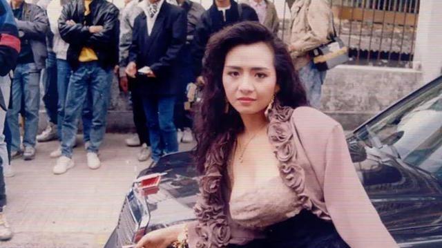 1992年，香港有个银行人员为了追求叶子楣而直接向她的账号转了1800万。以求俘