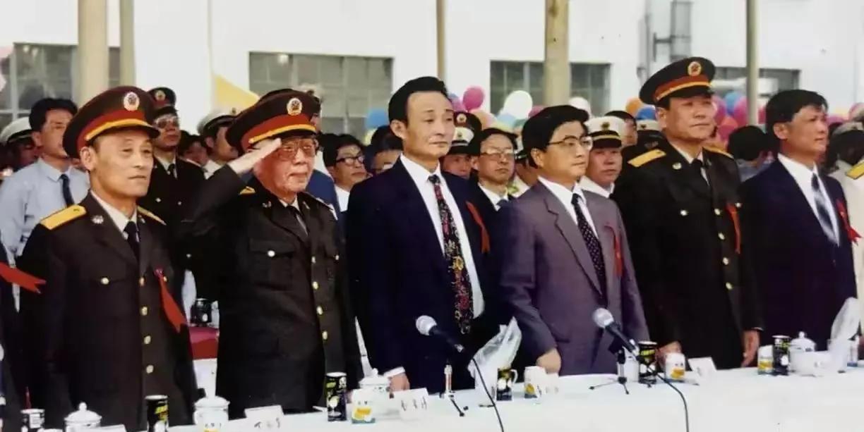 1994年5月8日，上海江南造船厂，时任上海市委书记吴邦国和市长黄菊，参加我国自