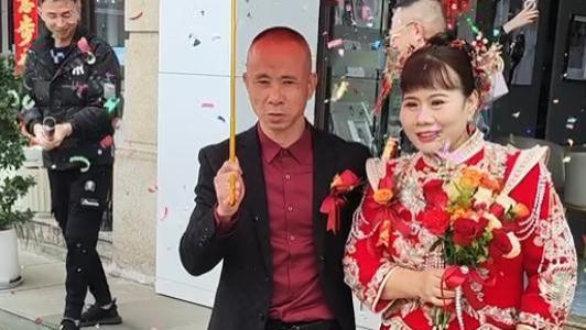 婚礼盛况震撼全网，9岁娃千里送奶奶再嫁，婆媳情深还是另有隐情？