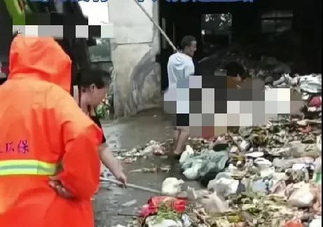 6月24日，湖北武汉新洲的一女子随手将装有7.5万元现金的塑料袋，当作垃圾扔进了