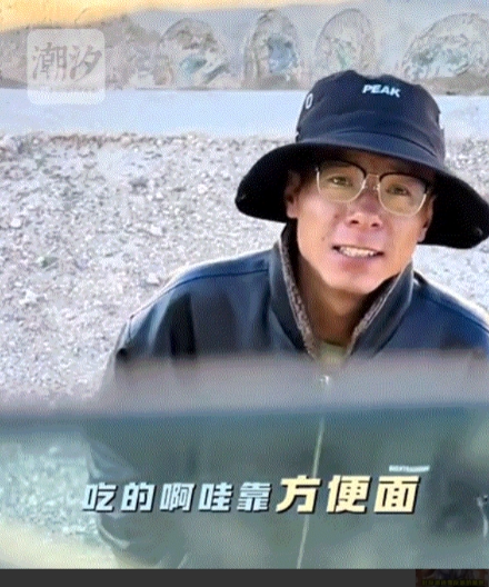 一大哥开着车进入无人区，途中大哥便看到一名男子站在无人区路边向他招手，于是大哥赶
