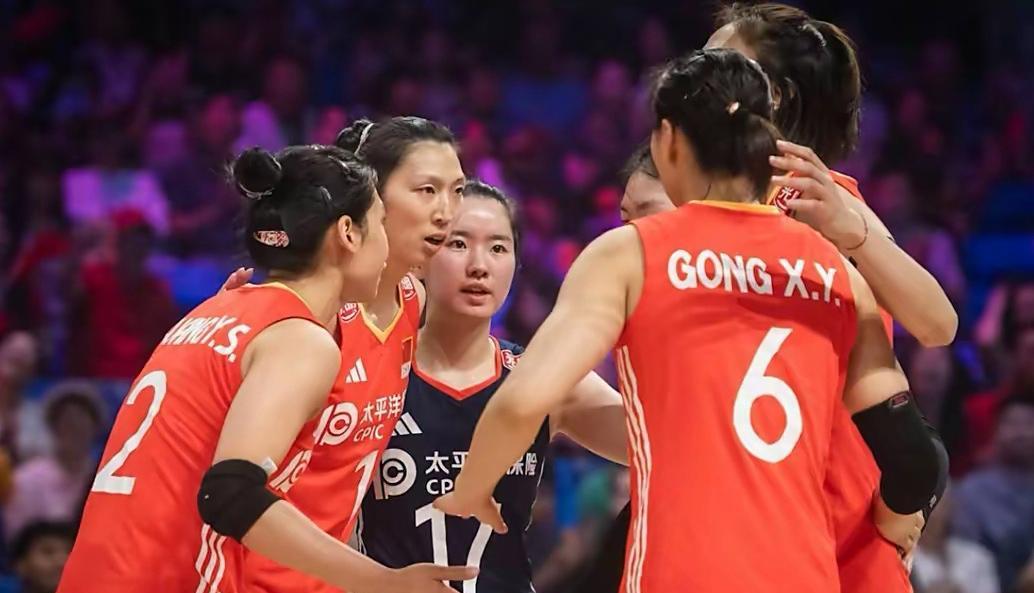 随着中国女排1-3不敌波兰，我发现了5个难忘的细节[鲜花]

1，第二局开局，半