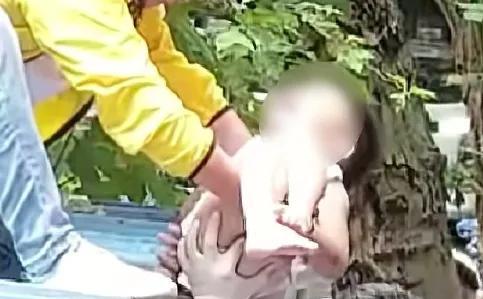 湖北宣恩外卖小哥徒手爬顶棚，救下坠楼男童。
8月16日，宣恩县发生惊险又暖心的一