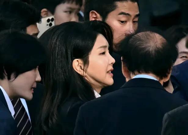 韩国金建希特别检察组已对包括金女士在内的20余名相关人员采取了禁止出境措施。
据