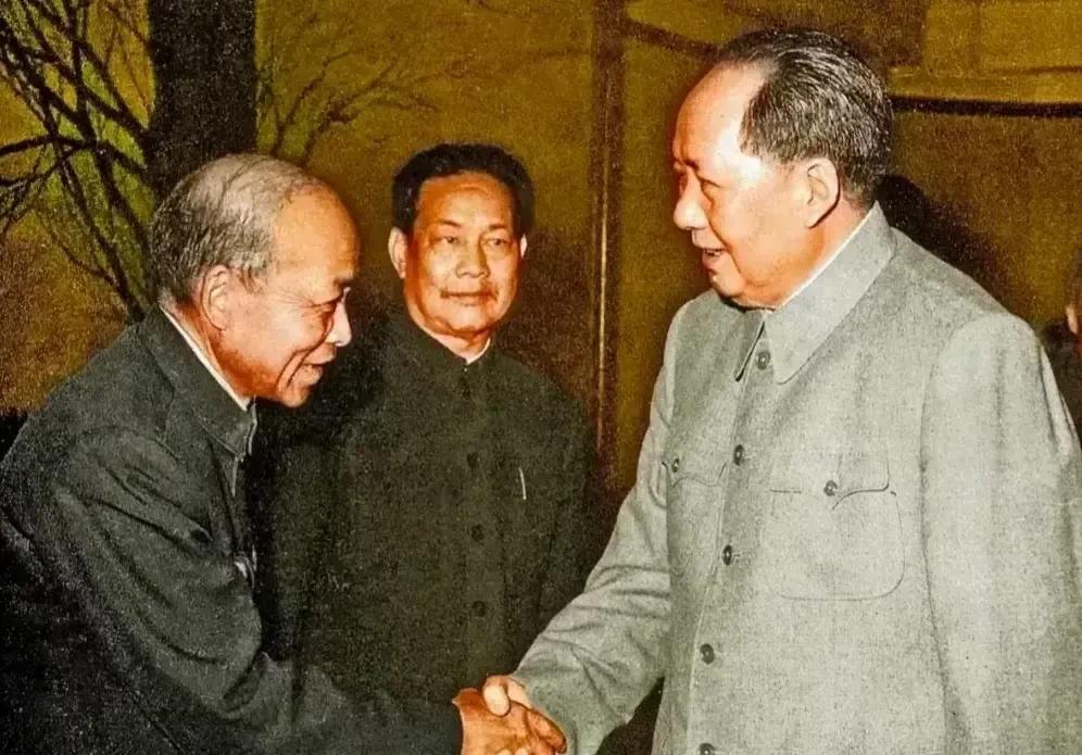 1961年5月1日上海，毛主席与数学家苏步青，京剧大师周信芳在一起。[玫瑰][祈