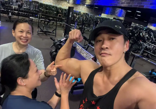 2月27日，何润东发文称，何润东竟然背着老婆在健身房跟两名女子亲密自拍！
照片中
