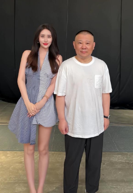 演员吴晴探班郭德纲老师，两位合影留念 近日，郭德纲在山东烟台演出，与高挑美女合影