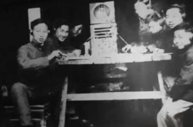 1946年，我党特工钟琪身份暴露，听着渐渐逼近的脚步声，钟琪夫妻俩对视一眼，把2