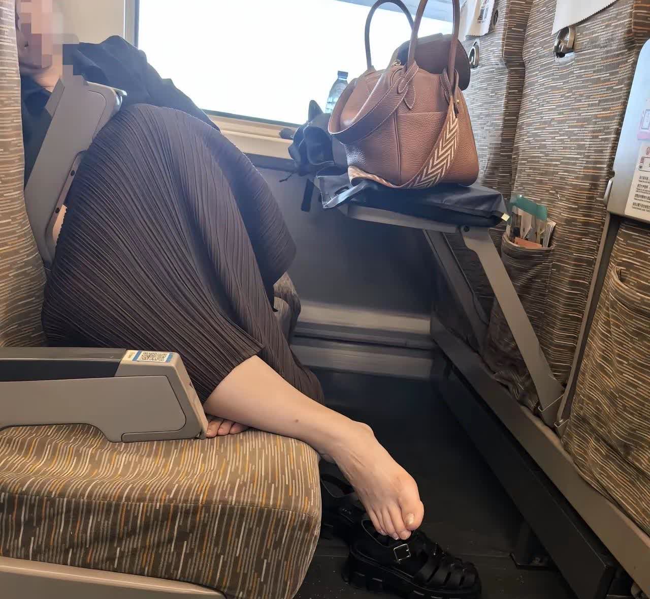 在高铁上遇到这样的行为 你会怎么办？