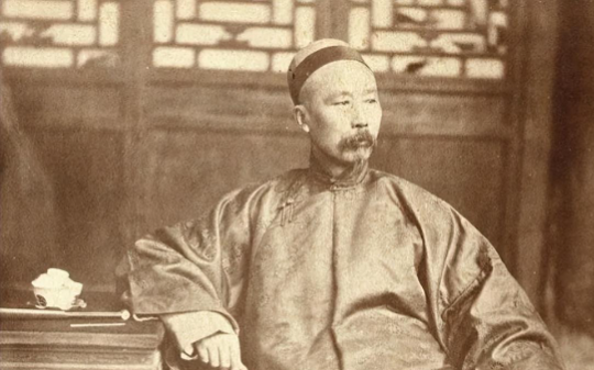 李鸿章入土不过60年, 尸骨被挖、被挂拖拉机后面拖行, 落得尸骨无存