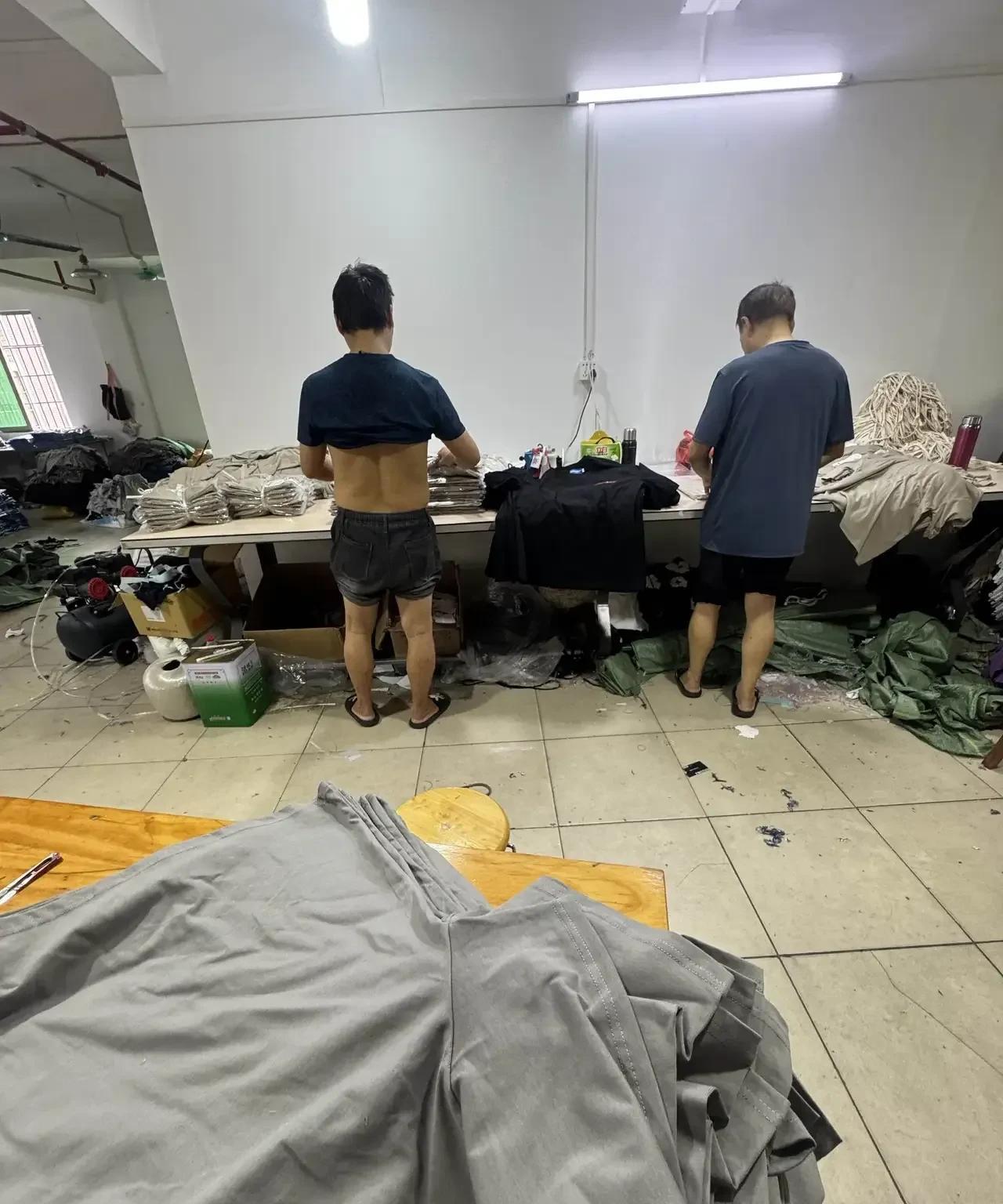 我们这个厂的老板还是蛮不错的。做人做事有板有眼。不骄不躁，温和善良。对下属特别好