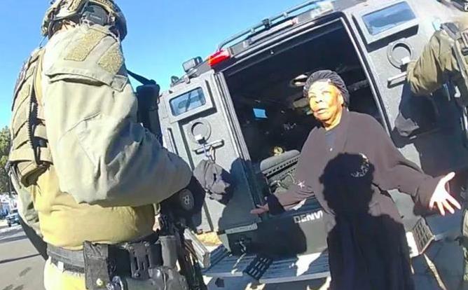 美国科罗拉多州的警方赔大了！因为在搜查行动中，强行闯入了一个78岁黑人老太太家中