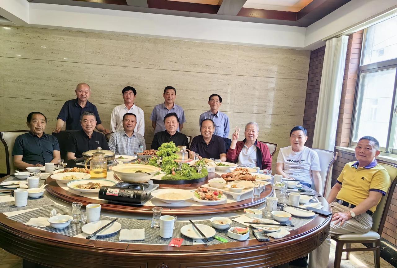 同学聚会，一网情深。四十八年前恰同学少年，风华正茂。四十八年后相聚瑞丰园，举杯换