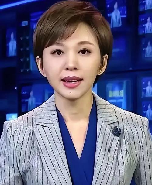 48岁未婚未育的欧阳夏丹，从央视离职后活出了新色彩。她陪母亲安度晚年，转型自媒体