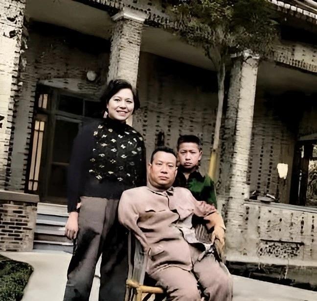 1954年，独臂将军贺炳炎与家人留下温馨合影。
照片中，这位身经百战的西南军区副