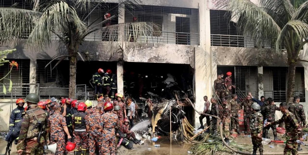 火球撕裂校园！孟加拉军机坠毁19亡
7月21日13时06分，达卡北郊米尔斯特恩学