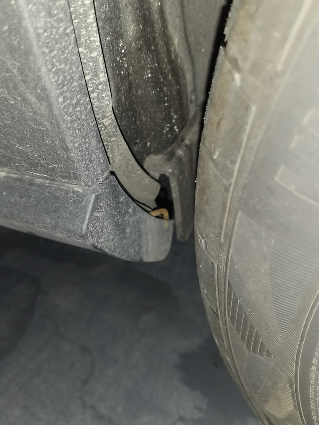 后轮护板里面的铁棍出来了
昨天下完高速锁车发现了这个问题，目前新车5个月2500