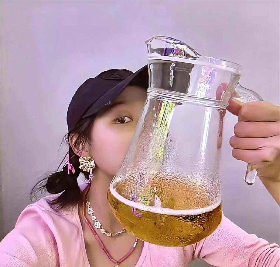 关晓彤深夜晒自拍与朋友圈小酌，分享成长感悟，引来网友热议。
关晓彤作为年轻演员，