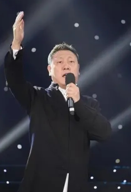 有一次，鲁豫坐飞机遇到韩磊，两人座位相邻，鲁豫友好的打招呼问候，韩磊只是点点头回