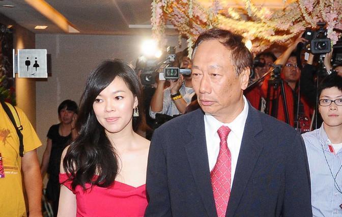2005，郭台铭刚成为台湾身价百亿的富豪，发妻林淑如就因病离世，郭台铭悲痛欲绝下